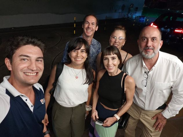 El ministro Acosta, a la derecha, en la visita que realizó a la Embajada de argentina en Singapur. (arginsingapore)