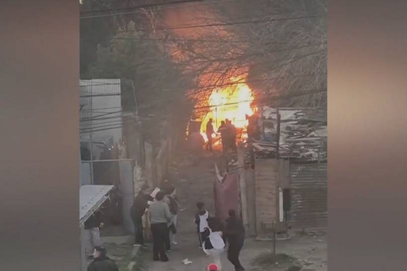 Imágenes del fatal incendio en La Plata, en medio de la ola polar.