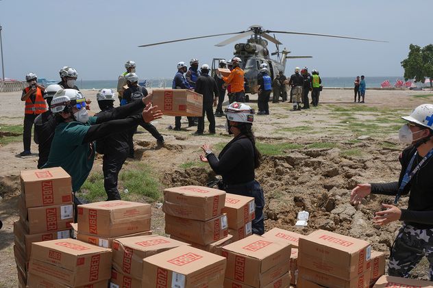 Equipos de rescate descargan ayuda humanitaria para los damnificados por el terremoto en La Guaira, Venezuela.