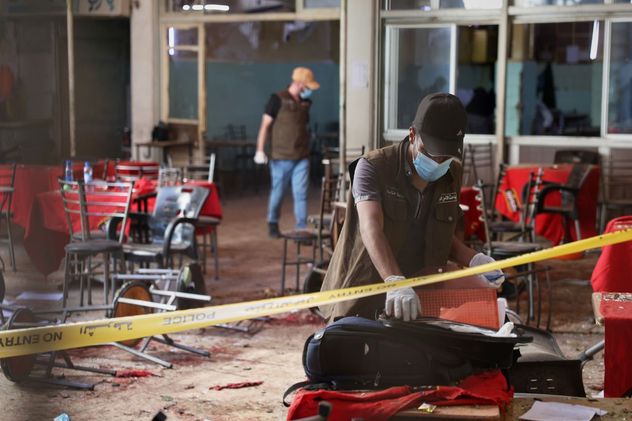 Las fuerzas de seguridad sirias inspeccionan el lugar tras la detonación de un artefacto explosivo en una cafetería cercana al complejo principal de los tribunales en Damasco, Siria, el jueves 2 de julio de 2026.
