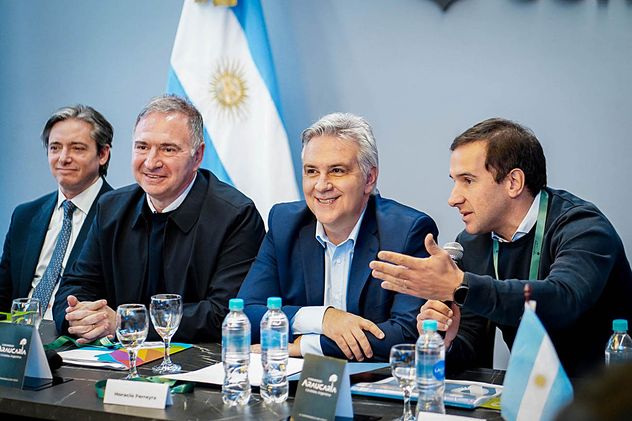 El gobernador Martín Llayora enfatizó en el fortalecimiento en lectocomprensión y pensamiento matemático para afianzar la educación.
