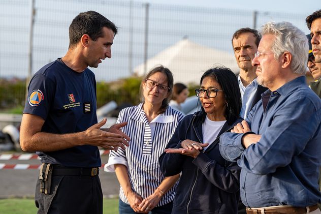 La presidenta interina de Venezuela, Delcy Rodríguez visita un campamento provisional de la Seguridad Civil francesa en La Guaira.