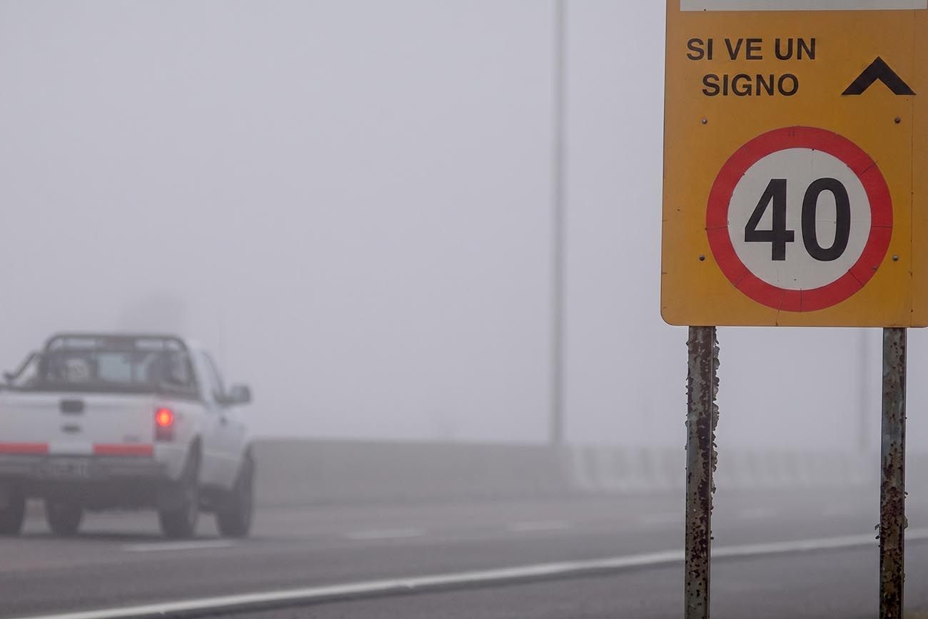 Avanzar casi a ciegas en medio de una niebla cerrada en la ruta es una situación de riesgo al circular.