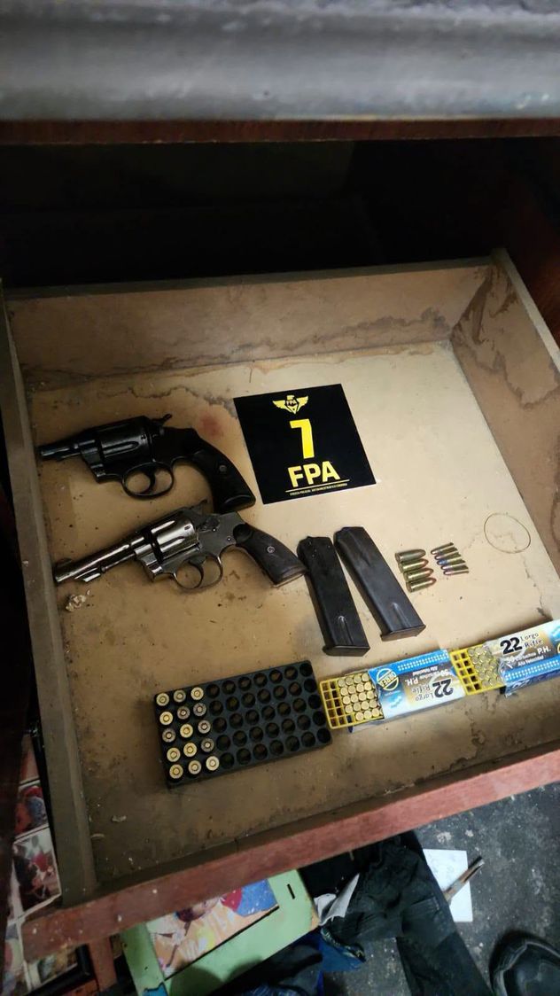 Secuestros de drogas, armas y chalecos antibalas en Córdoba.