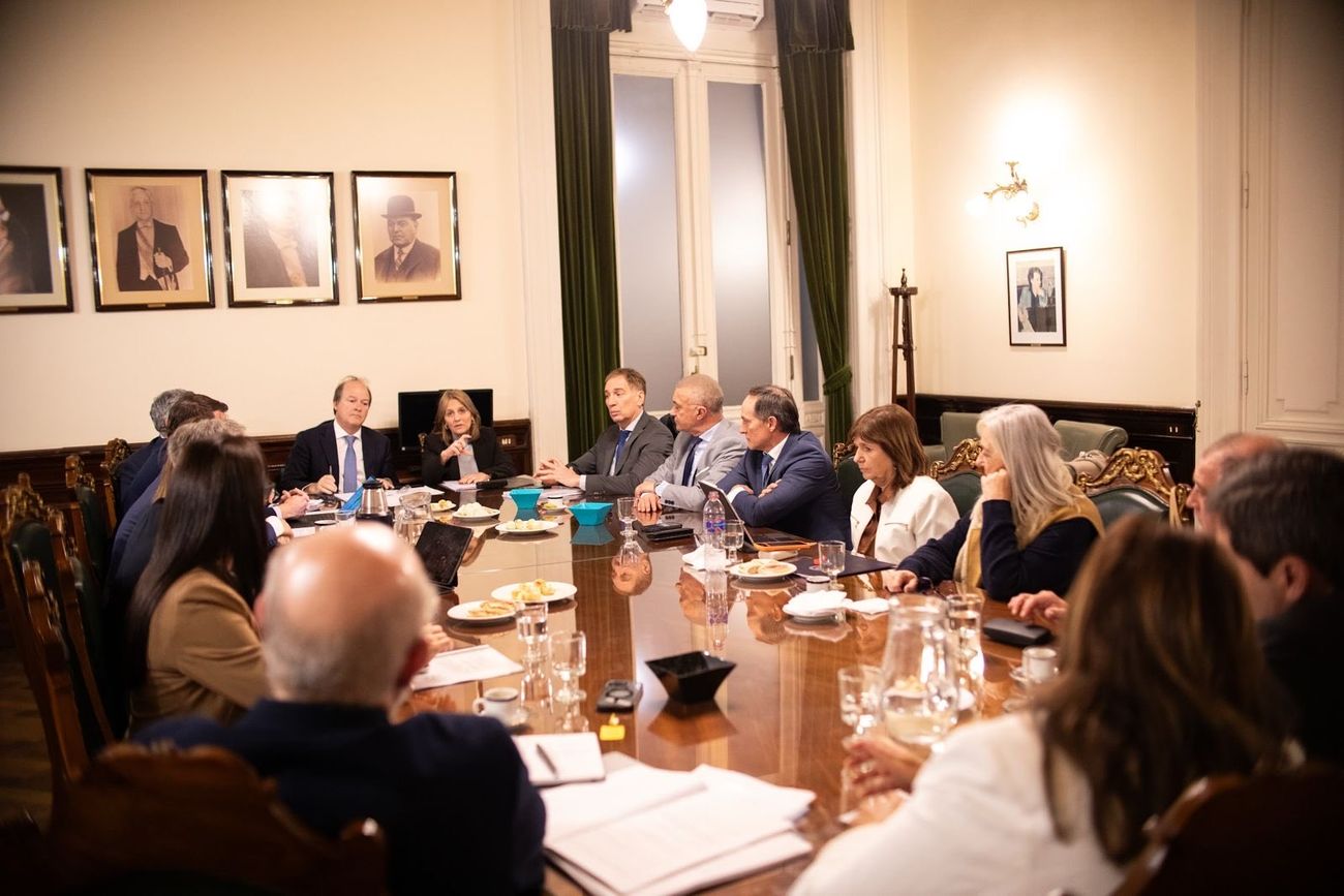 Reunión del jefe de Gabinete, Diego Santilli, con secretarios de Energía y senadores dialoguistas por Zonas Frías