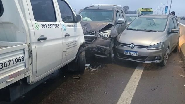 Choque en cadena en Mendoza por hielo en la carpeta asfáltica: más de diez autos involucrados