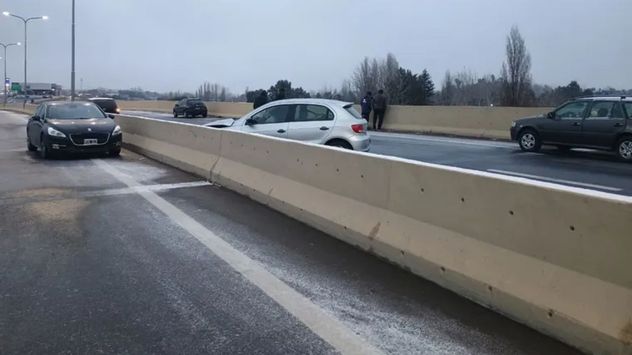 Choque en cadena en Mendoza por hielo en la carpeta asfáltica: más de diez autos involucrados