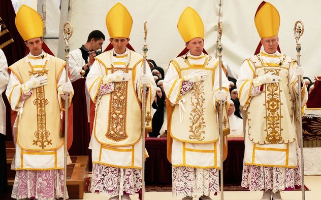 Los obispos recién consagrados, de izquierda a derecha, Pascal Schreiber, Michael Goldade, Michel Poinsinet de Sivry y Marc Hanappier, sostienen sus bastones pastorales al final de su ceremonia de consagración en una carpa montada frente al seminario de la Sociedad de San Pío X en Econe, Suiza, el 1 de julio de 2026. (Baz Ratner)