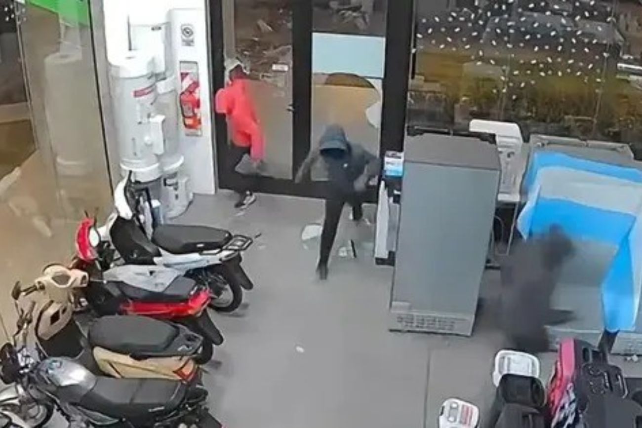 Robo exprés en Bell Ville: rompieron una vidriera y se llevaron 12 celulares en 22 segundos