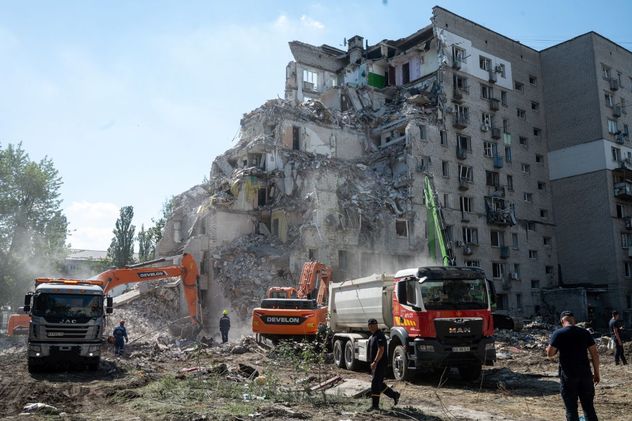 Equipos de rescate retiran los escombros después de que misiles rusos impactaran contra edificios residenciales durante un ataque aéreo masivo en Kiev, Ucrania, el jueves 2 de julio de 2026.