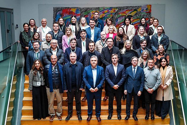 El gobernador Martín Llayora enfatizó en el fortalecimiento en lectocomprensión y pensamiento matemático para afianzar la educación.