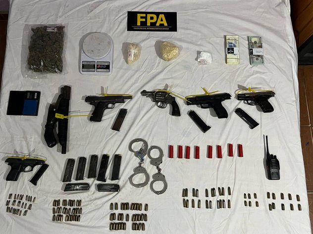 Secuestros de drogas, armas y chalecos antibalas en Córdoba.