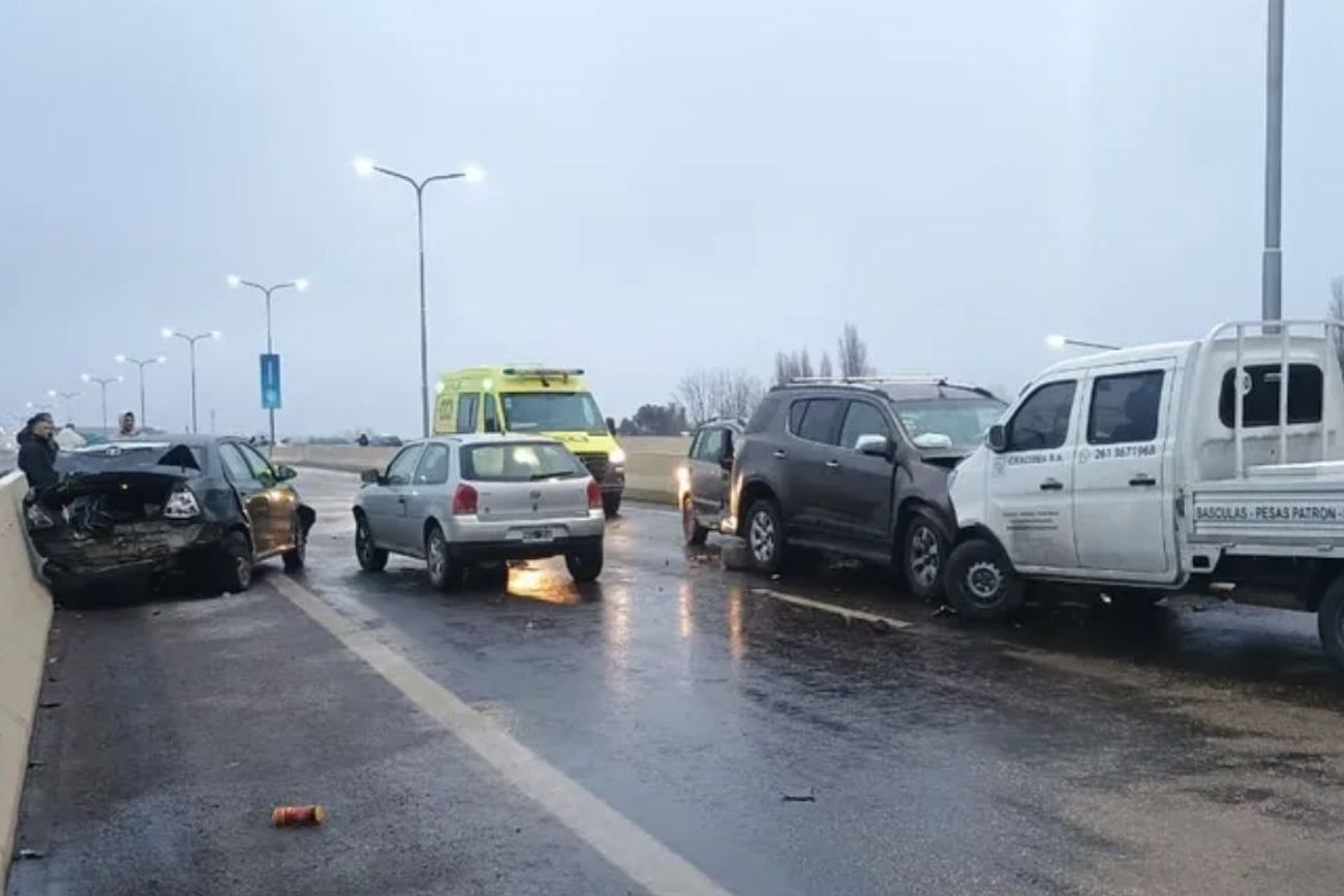 Choque en cadena en Mendoza por hielo en la carpeta asfáltica: más de diez autos involucrados