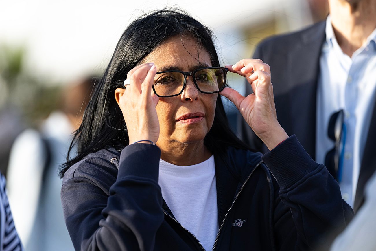 La presidenta interina de Venezuela, Delcy Rodríguez visita un campamento provisional de la Seguridad Civil francesa en La Guaira.