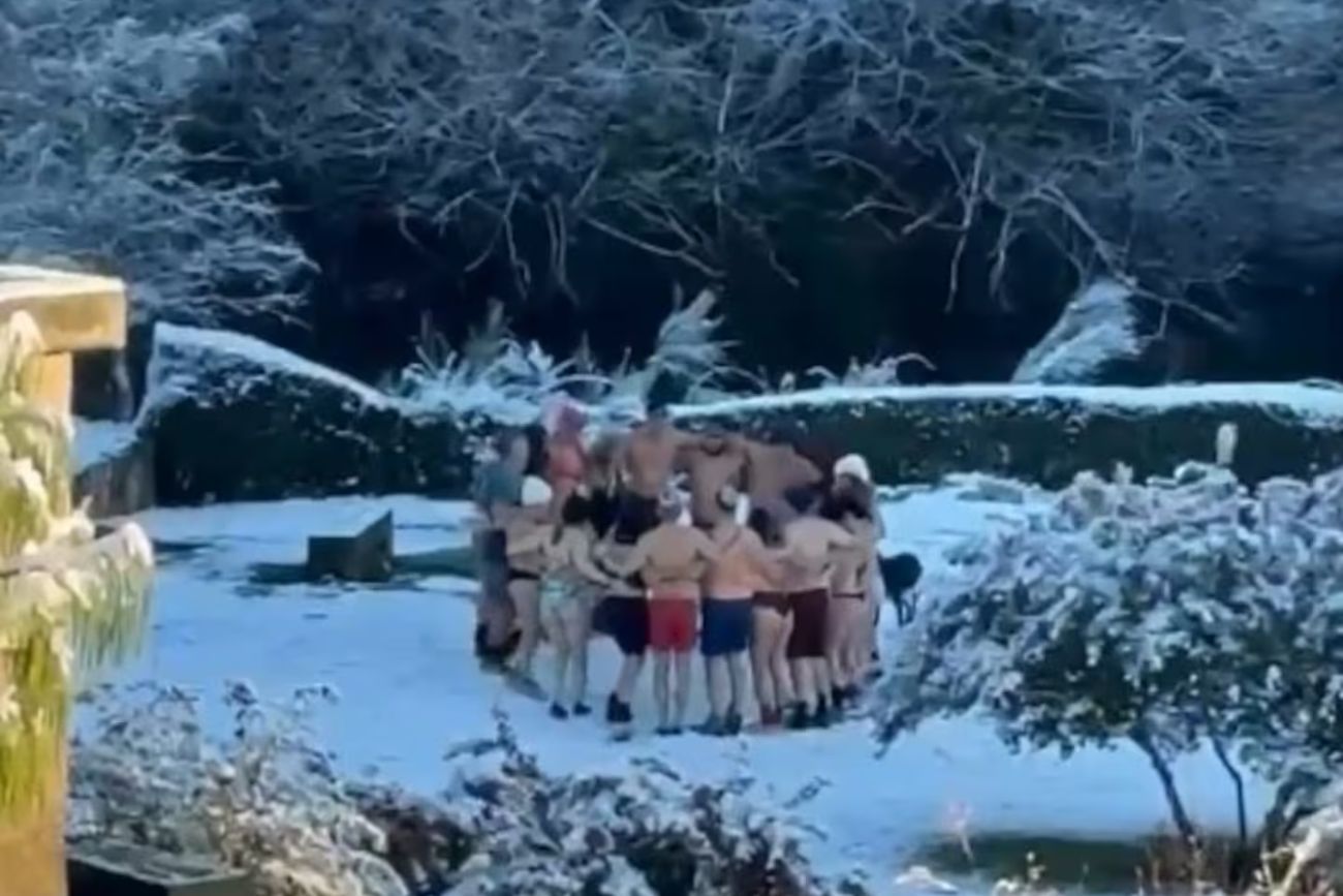 Desafiando la nieve en bikini: el entrenamiento en La Cumbrecita que es viral