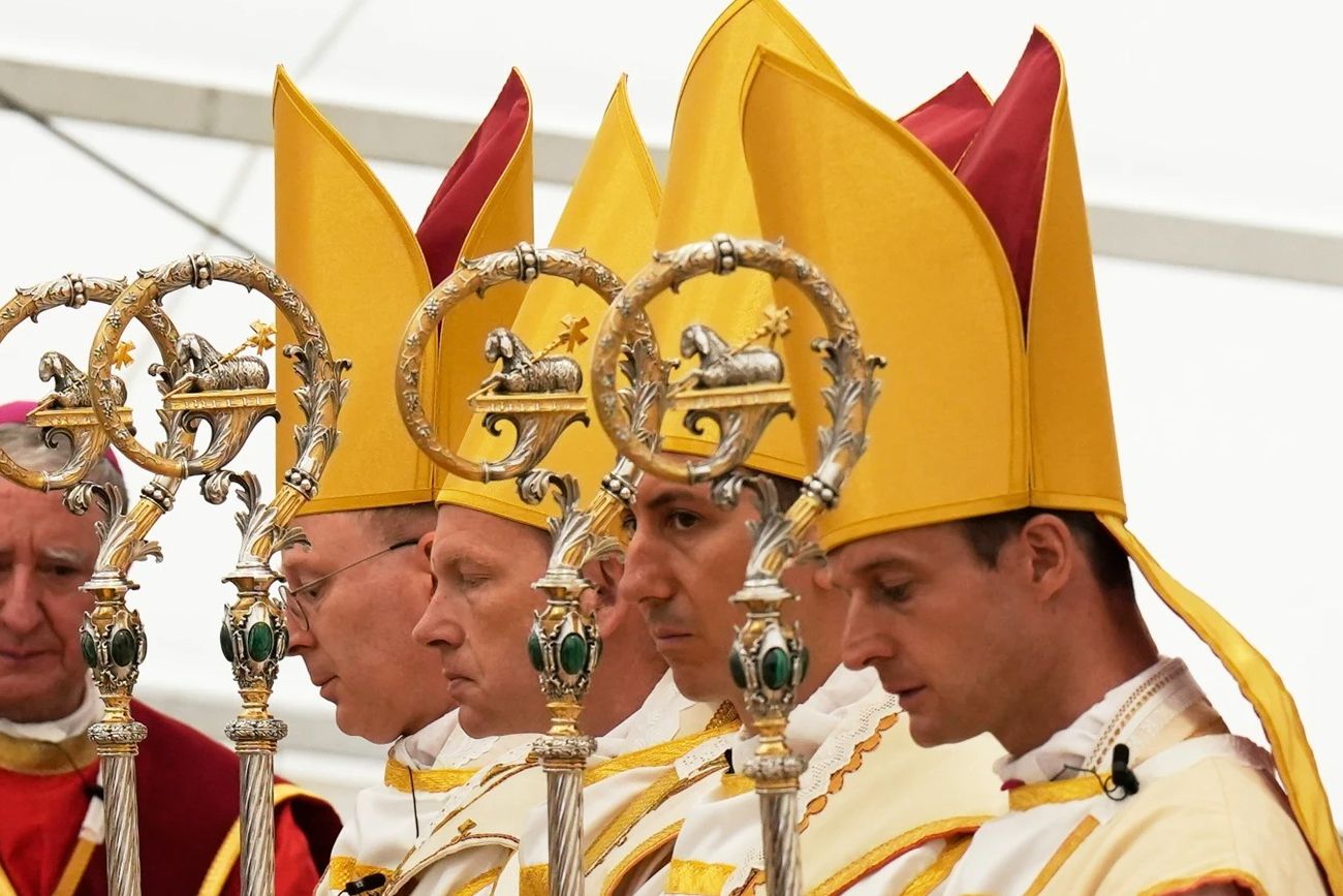 La celebración en Ecône, Suiza, con motivo de la consagración de cuatro nuevos obispos de la Fraternidad Sacerdotal San Pío X. (Baz Ratner / AP)