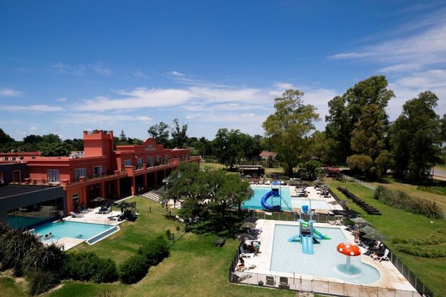 Howard Johnson Chascomús ofrece una escapada frente a la laguna donde la naturaleza, el descanso y las actividades al aire libre son protagonistas.