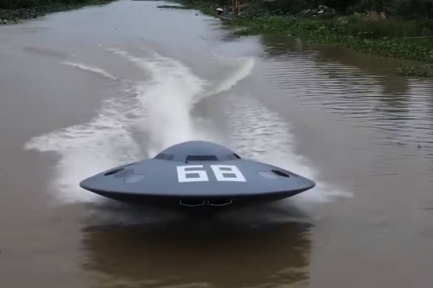 Creó un "platillo volador" que puede navegar.