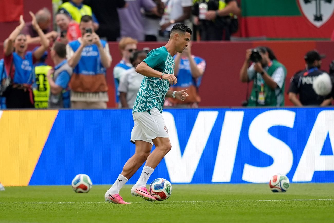 Cristiano Ronaldo en la entrada en calor antes del duelo entre Portugal y Croacia.