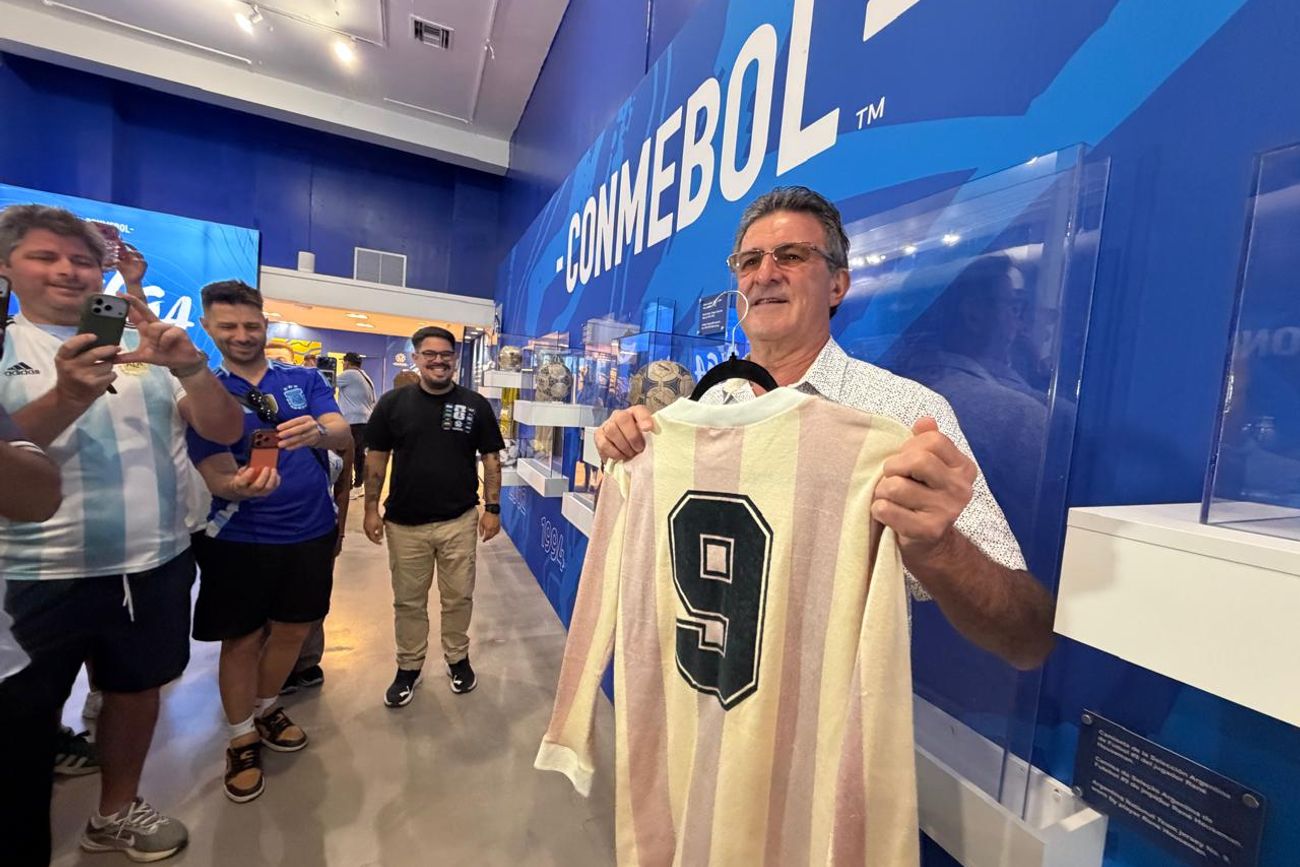Mario Kempes, siempre con la selección.