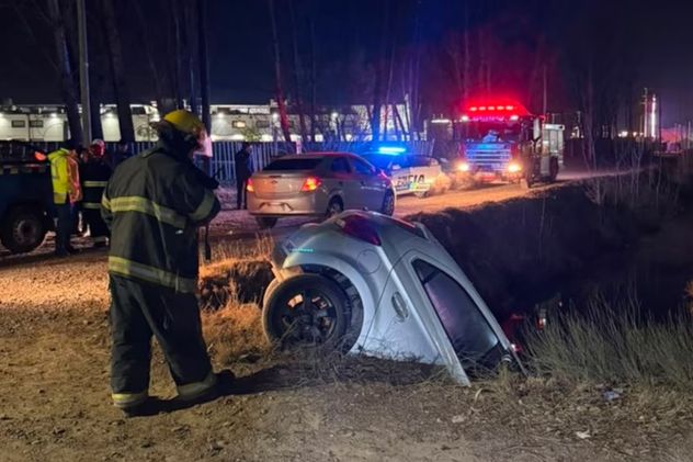 Neuquén: manejaba con 1,76 de alcohol en sangre, perdió el control del auto y cayó a un desagüe.