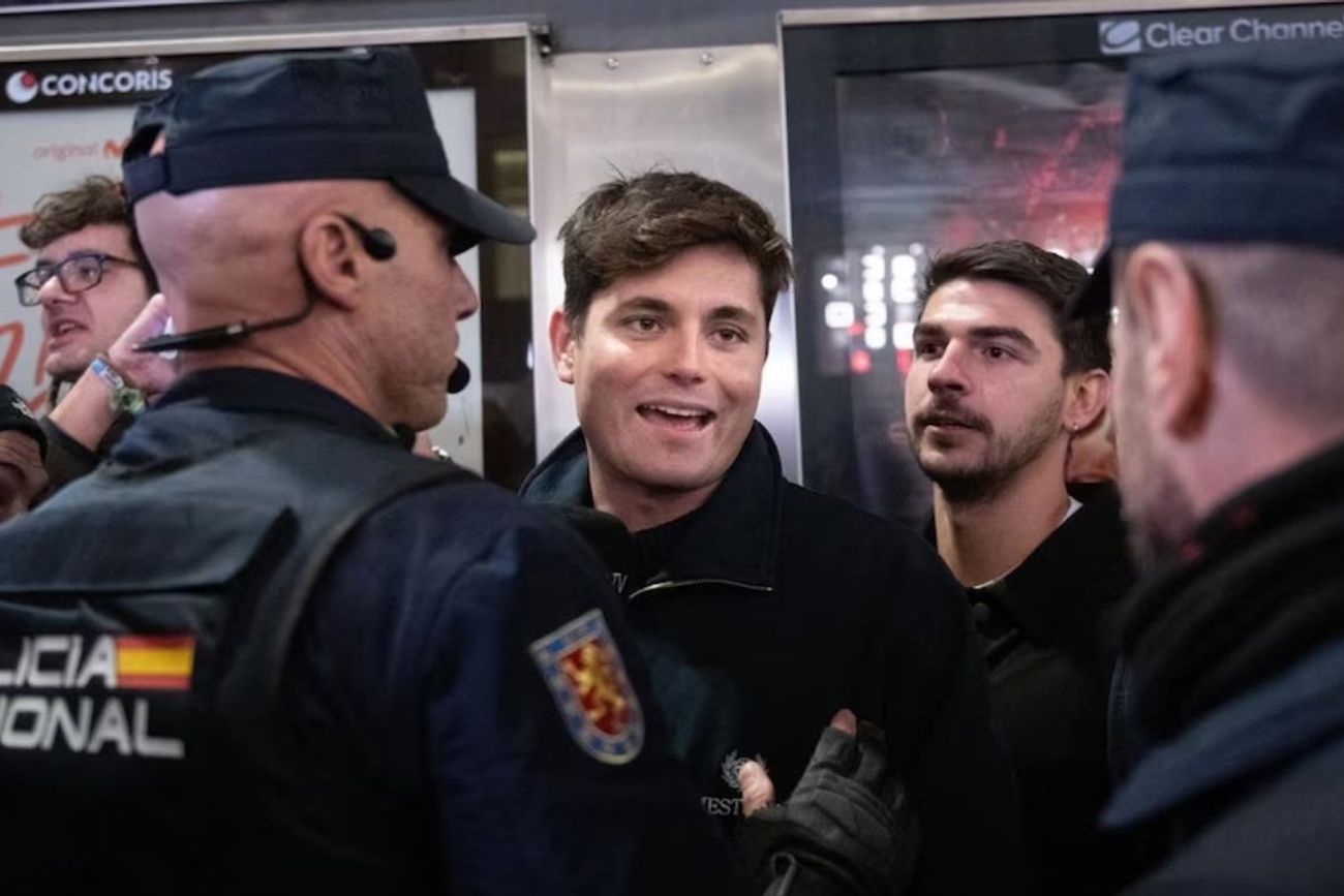 Orden de búsqueda y captura contra Vito Quiles: la Policía acude a la sede de la televisión en la que trabaja para detenerle, pero no logra localizarle.