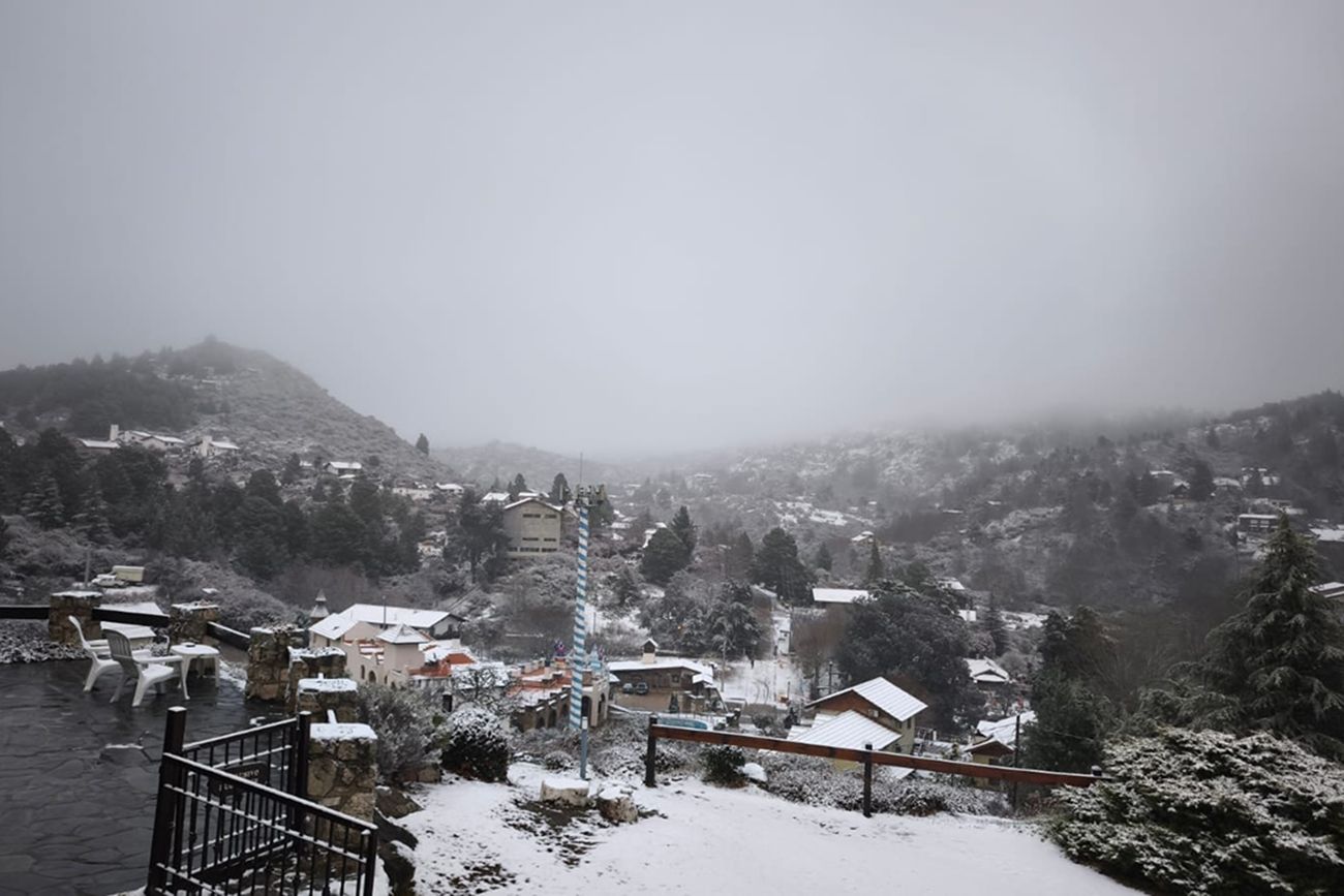 El aire polar trajo nieve a La Cumbrecita, Córdoba.
