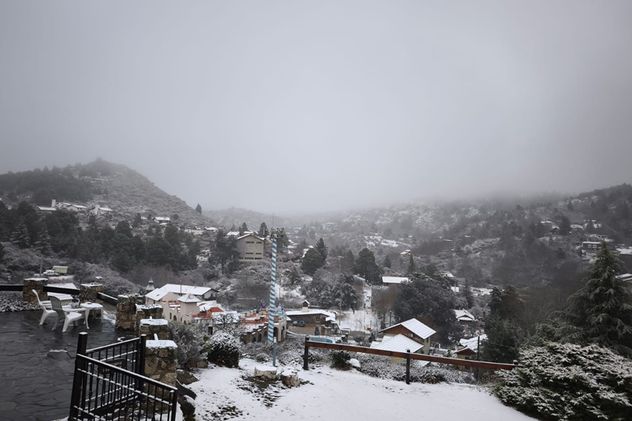 El aire polar trajo nieve a La Cumbrecita, Córdoba.
