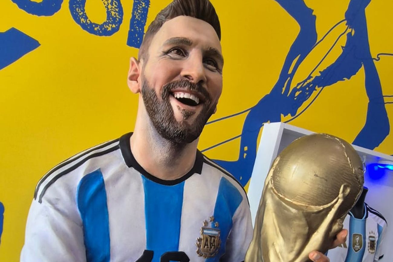 Messi y la copa del mundo que levantó en Qatar 2022.