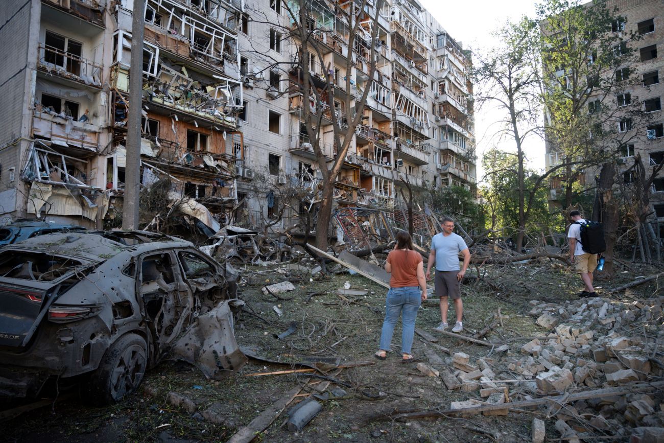 Personas observan un edificio residencial dañado durante el ataque con misiles rusos en Kiev, Ucrania, el jueves 2 de julio de 2026.