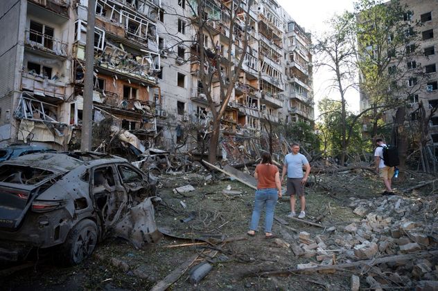 Personas observan un edificio residencial dañado durante el ataque con misiles rusos en Kiev, Ucrania, el jueves 2 de julio de 2026.