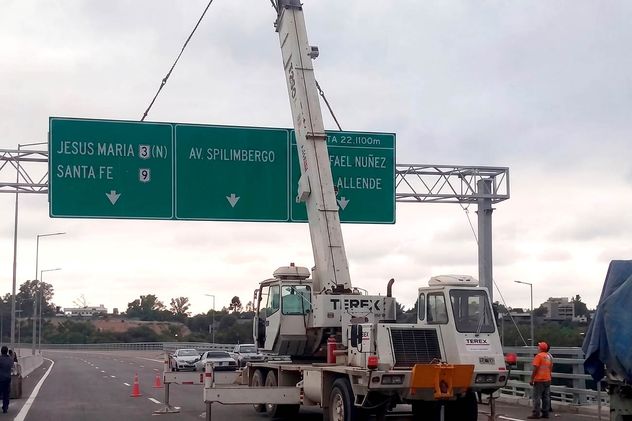 Cartelería en la Circunvalación de Córdoba.