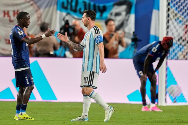 Messi y los jugadores de Cabo Verde.