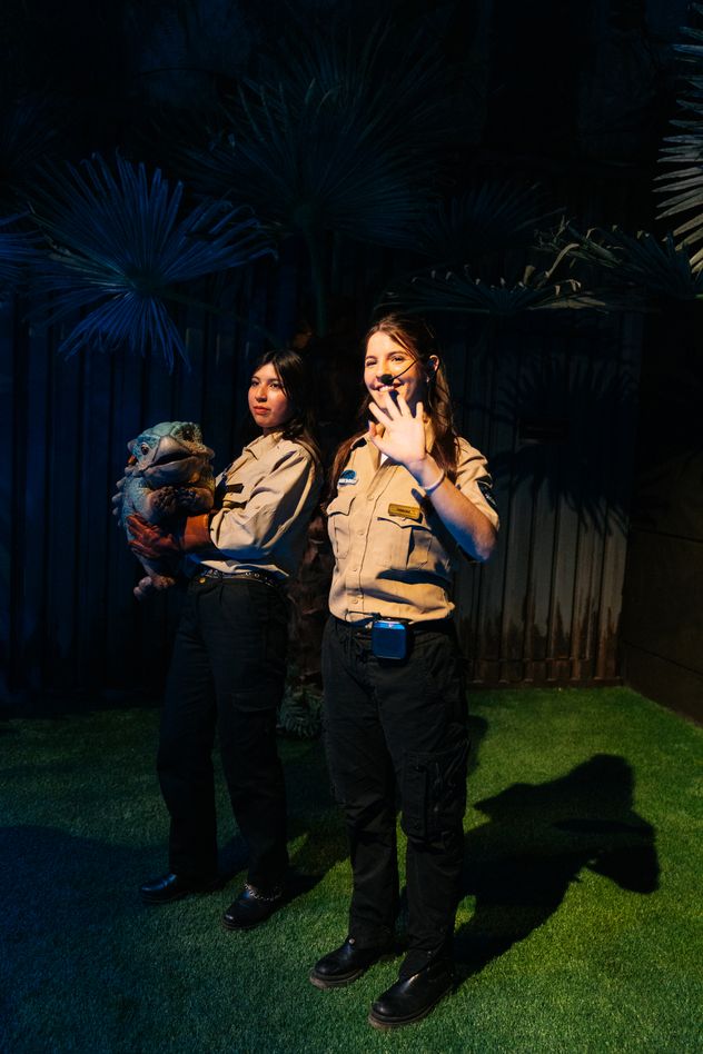 Las guardaparques de "Jurassic World: The Experiencie".