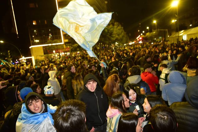 Hinchas festejan la victoria de Argentina ante Cabo Verde frente al Patio Olmos, en el centro de Córdoba.