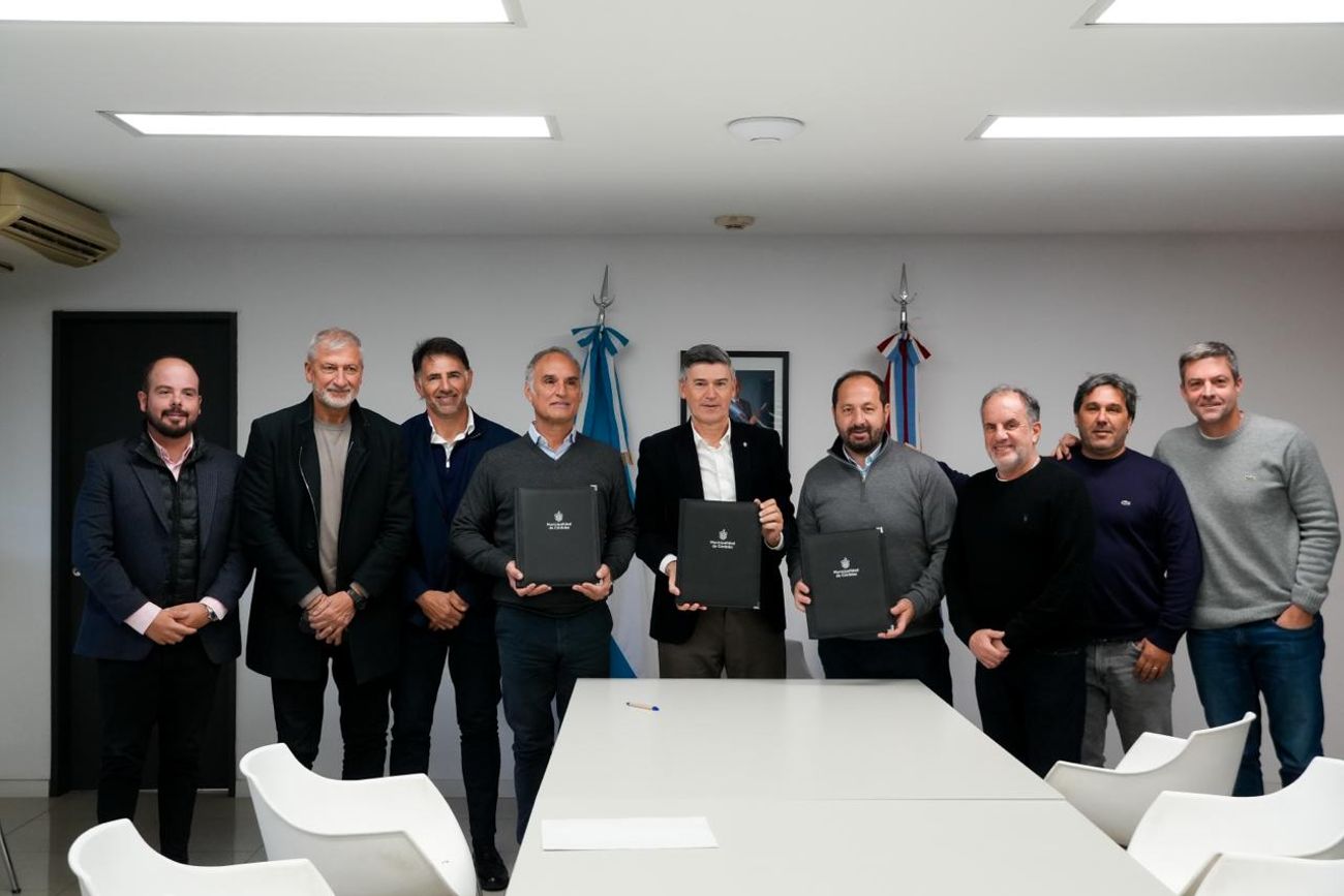 Autoridades de gobierno municipal, de la Unión Cordobesa de Rugby y de la UAR en la firma de un acuerdo por terrenos destinados a un Centro de Alto Rendimiento.