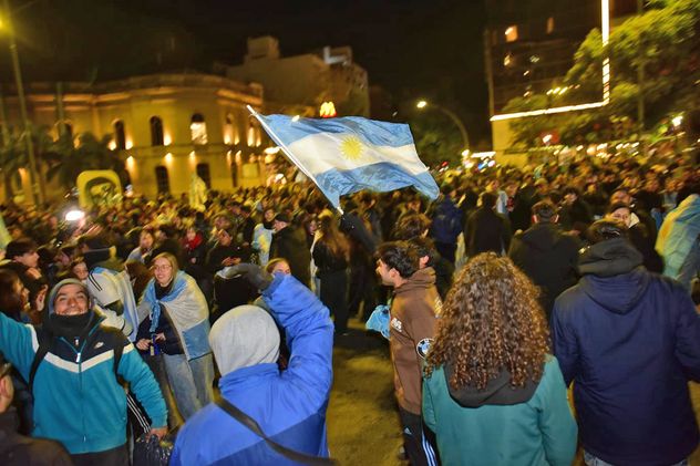 Hinchas festejan la victoria de Argentina ante Cabo Verde frente al Patio Olmos, en el centro de Córdoba.