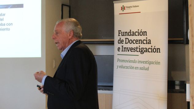 El Dr. Gustavo Irico explicando los puntos centrales de la Fundación de Docencia e Investigación, génesis del nuevo Instituto de Ciencias de la Salud.