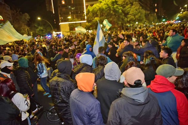Hinchas festejan la victoria de Argentina ante Cabo Verde frente al Patio Olmos, en el centro de Córdoba.