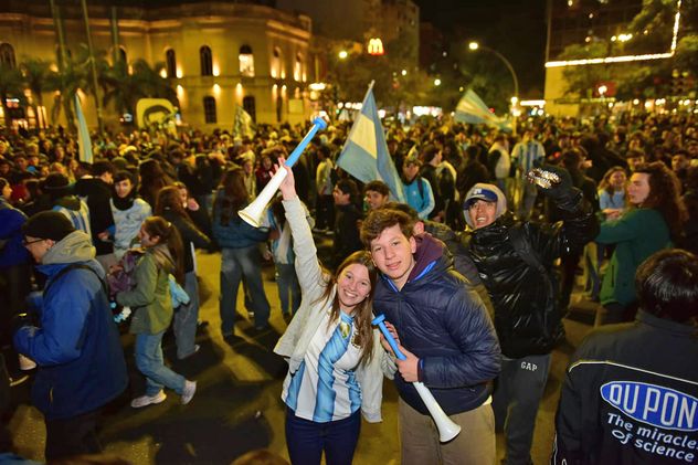 Hinchas festejan la victoria de Argentina ante Cabo Verde frente al Patio Olmos, en el centro de Córdoba.