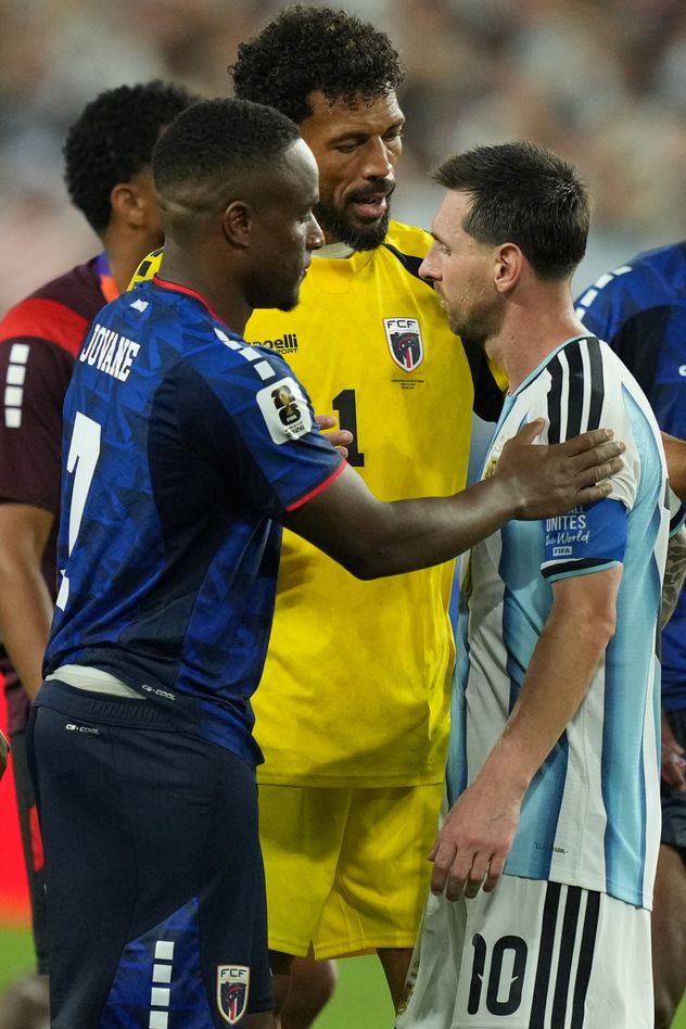 Messi y los jugadores de Cabo Verde.