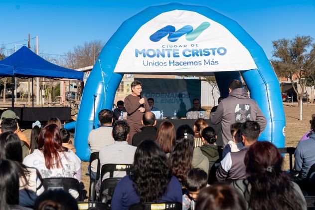 El acto de entrega de los 101 lotes se desarrolló en el predio ubicado en la intersección de calles Bolivia y Fernando Fader.