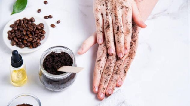 El carozo de la palta puede reutilizarse como herramienta de masaje en un exfoliante casero elaborado con café, azúcar y miel.
