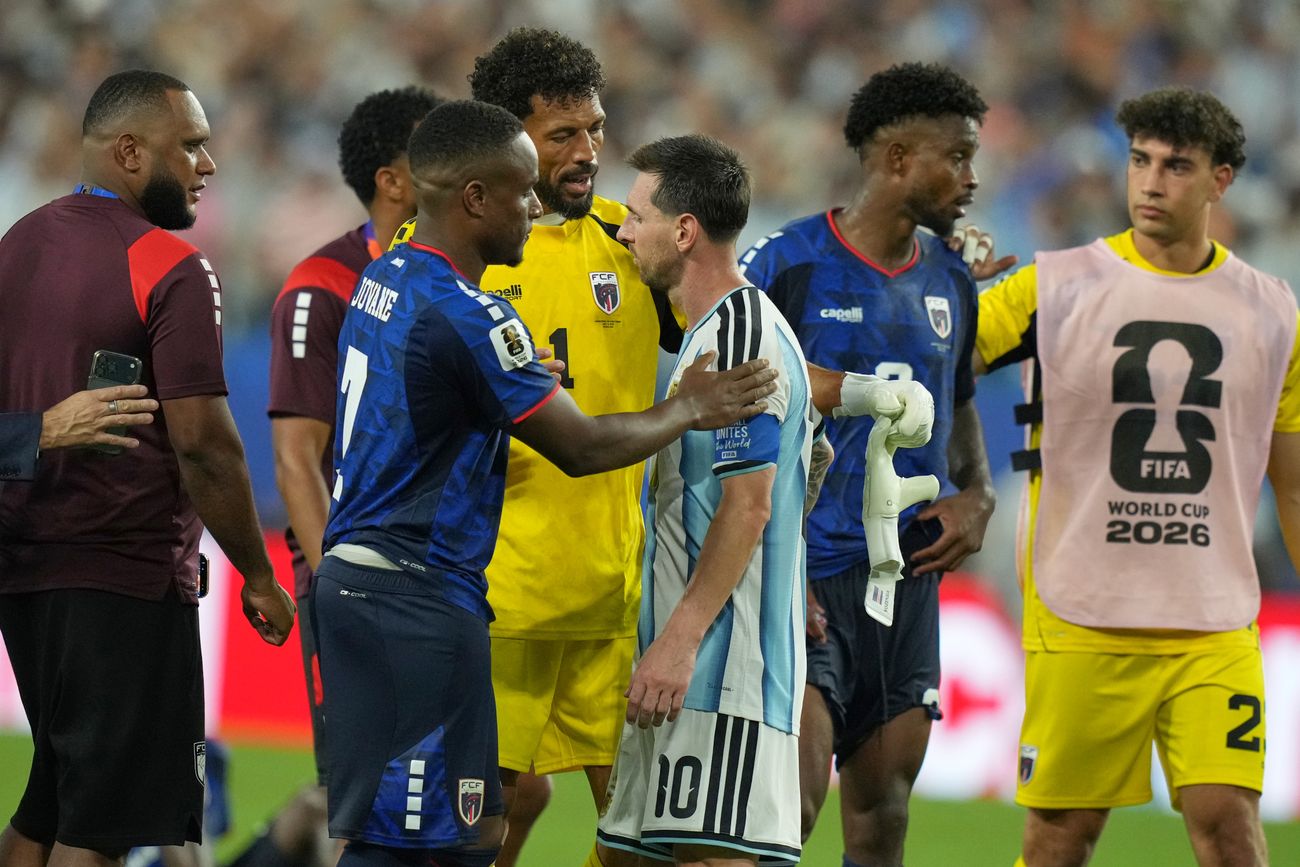 Messi y los jugadores de Cabo Verde.