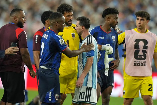 Messi y los jugadores de Cabo Verde.