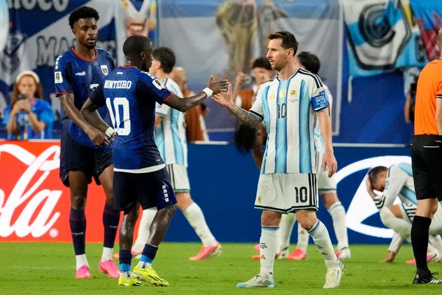Messi y los jugadores de Cabo Verde.