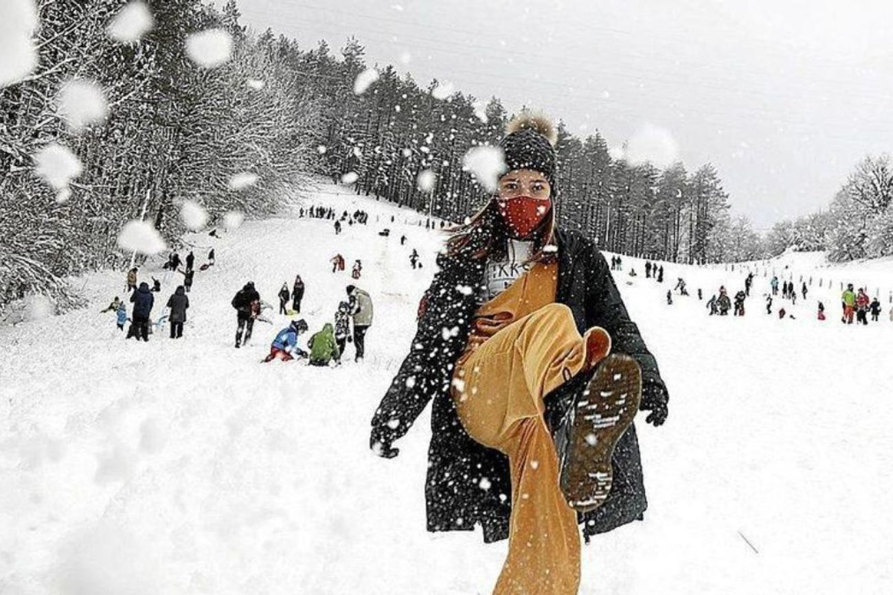 Caminar sobre la nieve, hacer culipatín o tomar una primera clase de esquí son algunas de las actividades ideales para quienes visitan un destino invernal por primera vez.