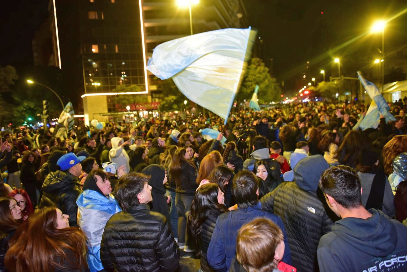 Locura en el Patio Olmos: así explotó el centro de Córdoba tras la clasificación de Argentina