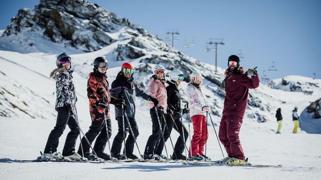 Caminar sobre la nieve, hacer culipatín o tomar una primera clase de esquí son algunas de las actividades ideales para quienes visitan un destino invernal por primera vez.