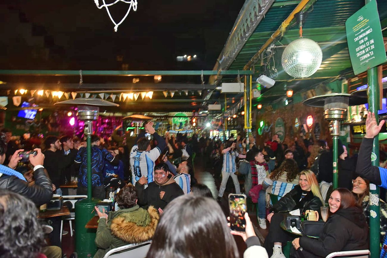 Hinchas siguen el partido de Argentina frente a Cabo Verde en el centro de Córdoba.